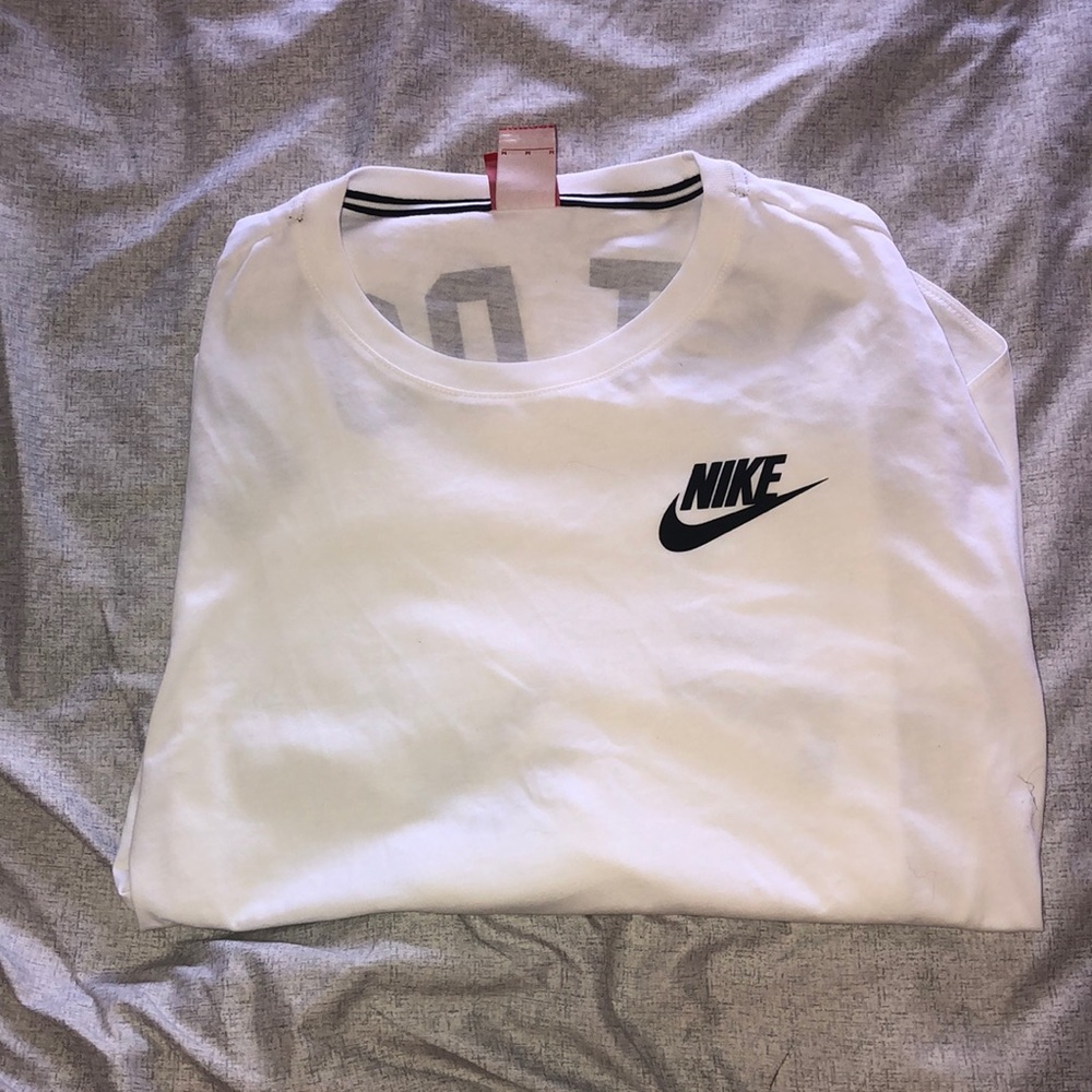 Light mid sleeve Nike oversized top.